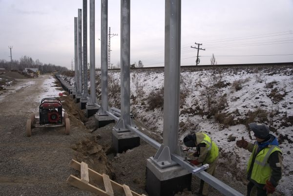 На участках, где дома расположены близко к железной дороге, устанавливают защитные экраны.