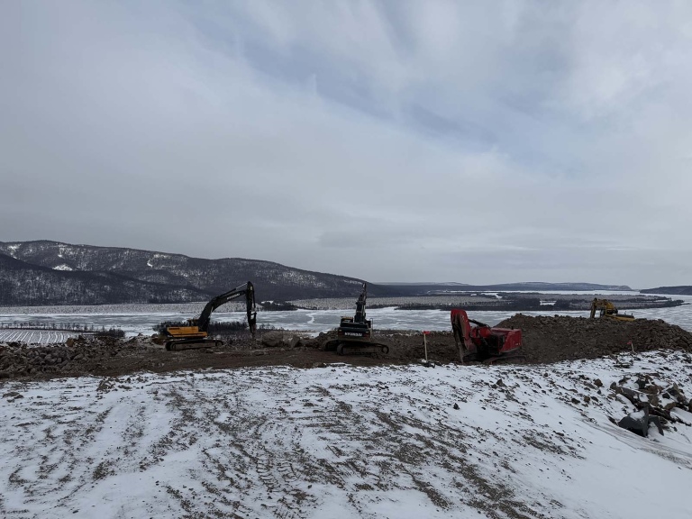 Экскаваторы работают