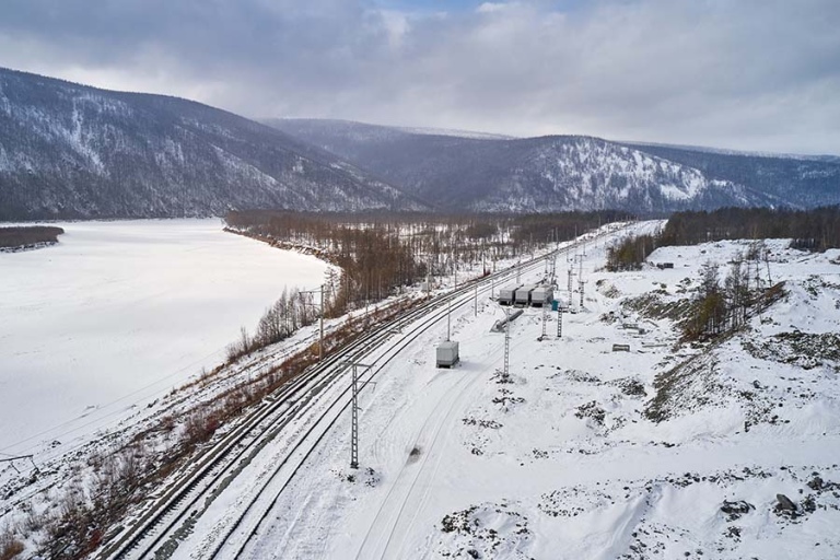Железная дорога на берегу реки