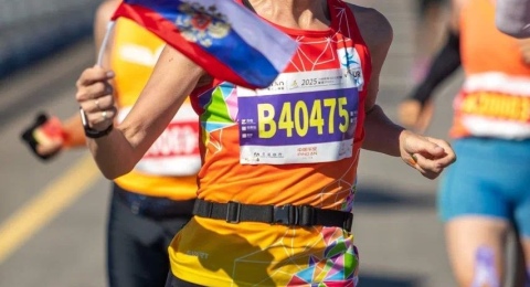 Спортсмены бегут
